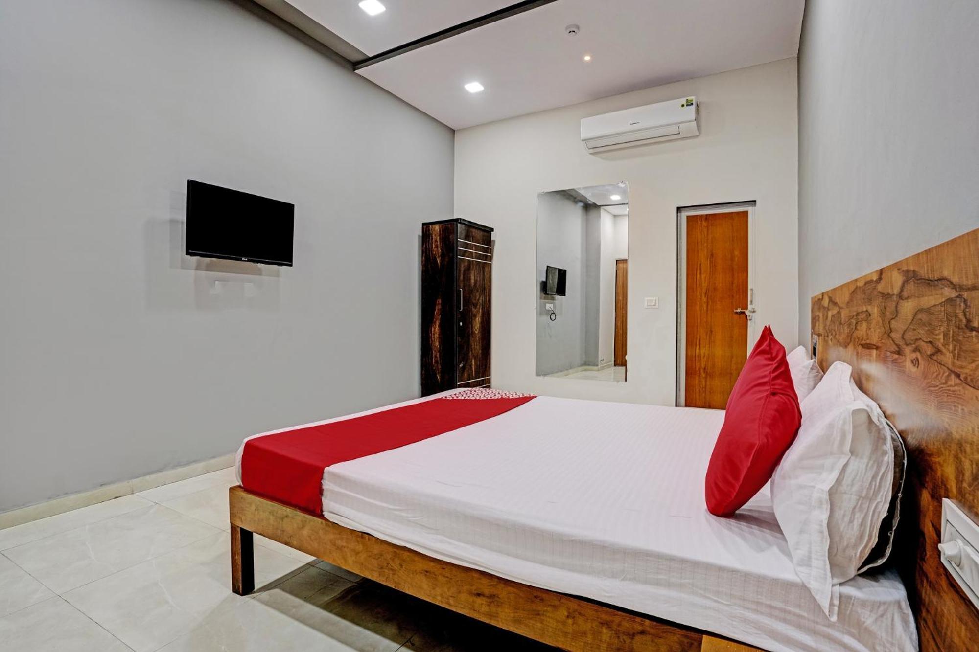 Oyo Flagship Hotel 9 สุรัต ภายนอก รูปภาพ