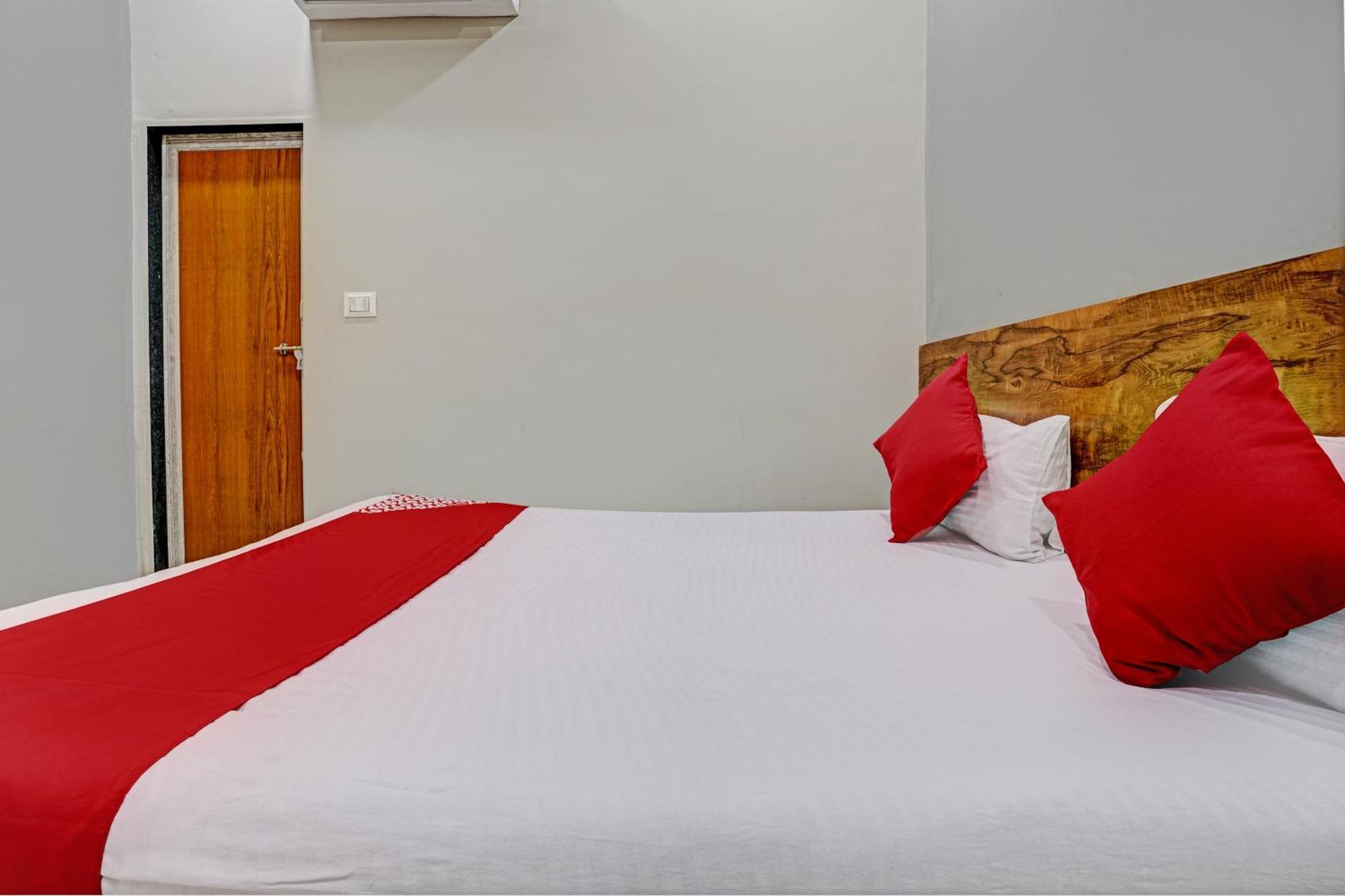 Oyo Flagship Hotel 9 สุรัต ภายนอก รูปภาพ