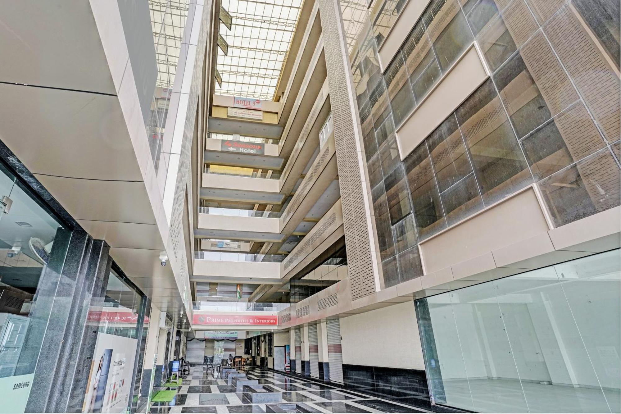 Oyo Flagship Hotel 9 สุรัต ภายนอก รูปภาพ